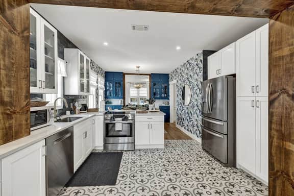 Wine Down House - Hot Tub, Fire Pit & Walk to Main - Image 3