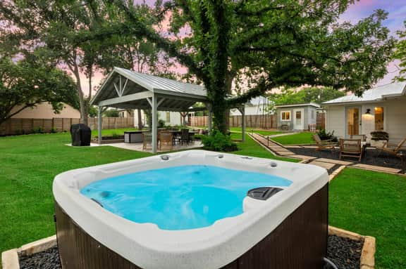 Wine Down House - Hot Tub, Fire Pit & Walk to Main - Image 2
