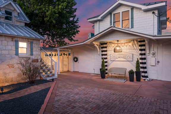 Stonewall Bungalow 3 - Sleeps 4 - Image 3