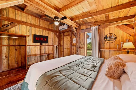 Saw Mill (Lodge #4) Hot Tub & 10 Mins to Main St - Image 4