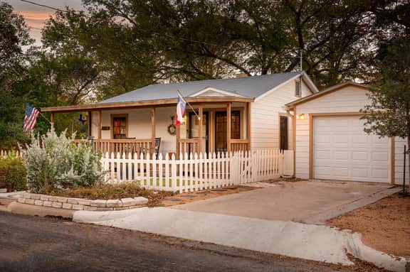 LeMay Haus - Fire Pit, Cowboy Pool & Close to Main - Image 5