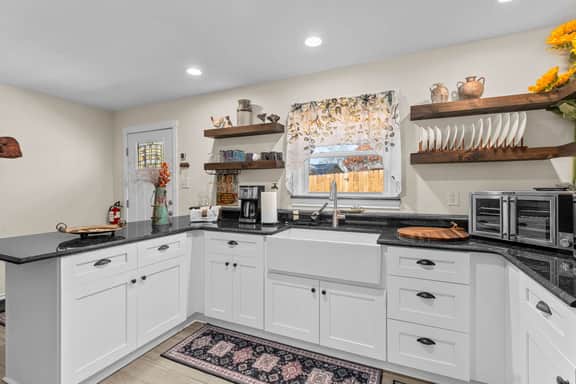 Cross Mountain Cottage - Cozy Retreat with Hot Tub - Image 5
