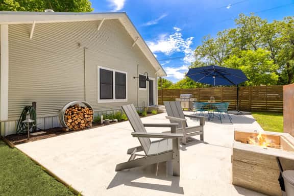 The Johnson - Spacious Backyard and Fire Pit - Image 2