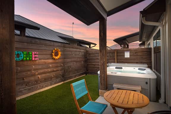 Eagle's Hideaway 101 - Hot Tub, 5 Min to Main - Image 2