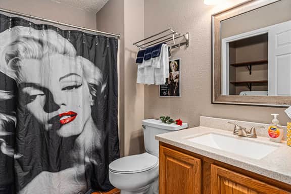 That Marilyn House - 2 Blocks to Main! - Image 4