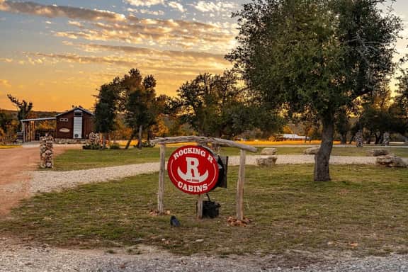 Rockin' R Ranch - 6 Cabins & Sleeps 14 - Image 4