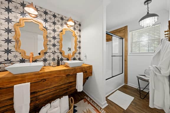 Poplar Place Mod - Hot tub & Fire Pit - Image 3