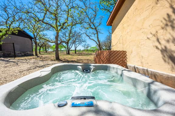 The Vineyards: Cabin 1 - Private Hot Tub & Shared Pool - Image 4