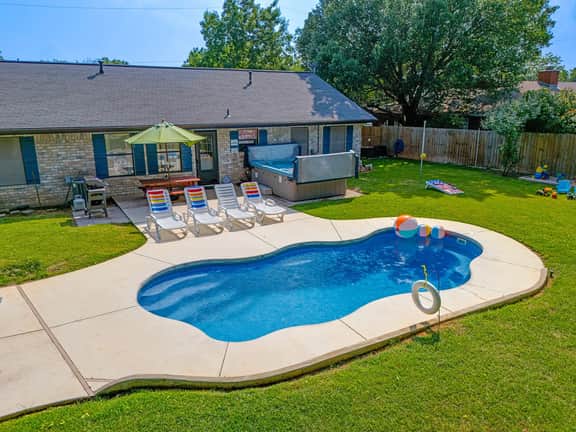 Curvy pool, huge hot tub, fire pit near Main St - Image 5