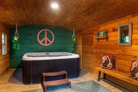 Memories - Hot Tub, Pool & Karaoke Lounge - Image 3