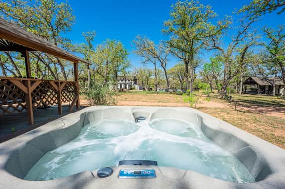 The Vineyards: Cabin 4 - Private Hot Tub & Shared Pool - Image 4