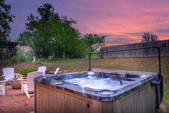 Meadows Farmhouse - Hot Tub & 5 mins to Main - Image 5