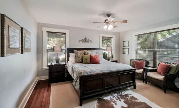 Bungalow on College - Close to Main, Outdoor oasis - Image 4