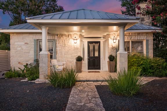Stonewall Main Haus - Sleeps 6 - Image 2