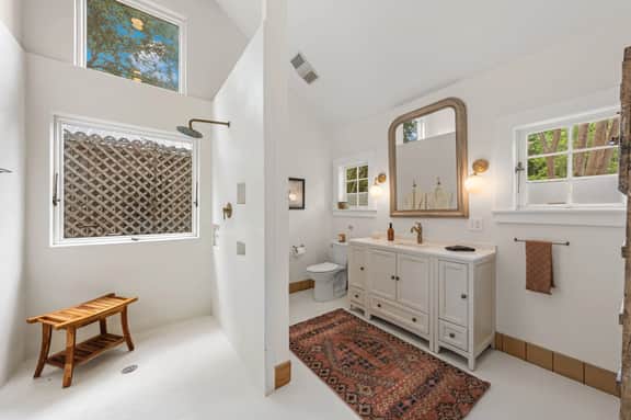 Perla's Place - Fire Place & 3 Blocks from Main - Image 5
