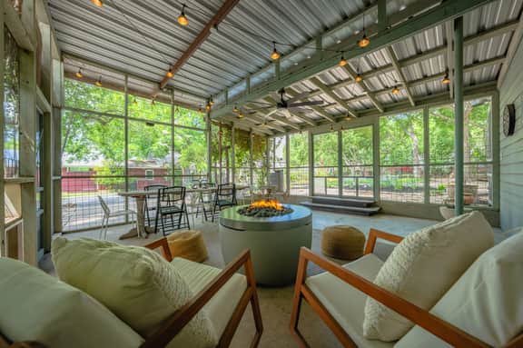 Perla's Place - Fire Place & 3 Blocks from Main - Image 2