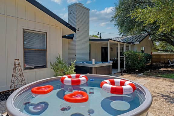 Home & Vine - Hot Tub, Fire Pit & Cowboy Pool - Image 2