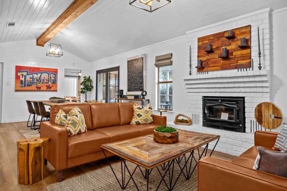 Home & Vine - Hot Tub, Fire Pit & Cowboy Pool - Image 3