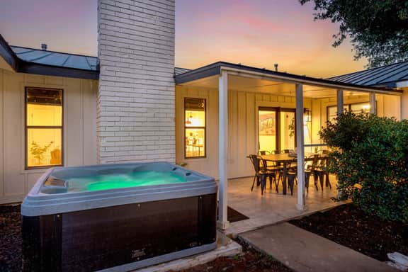 Home & Vine - Hot Tub, Fire Pit & Cowboy Pool - Image 5
