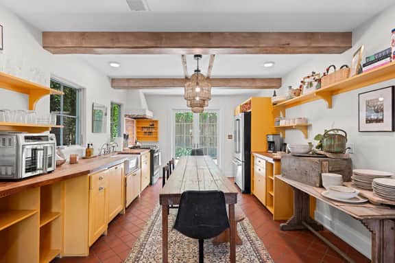 Perla's Place - Fire Place & 3 Blocks from Main - Image 4