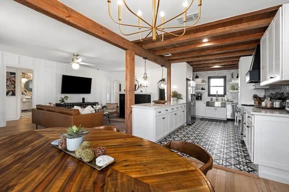 Ruth's Place - Walk to Main, Hot Tub & Fire Pit - Image 5