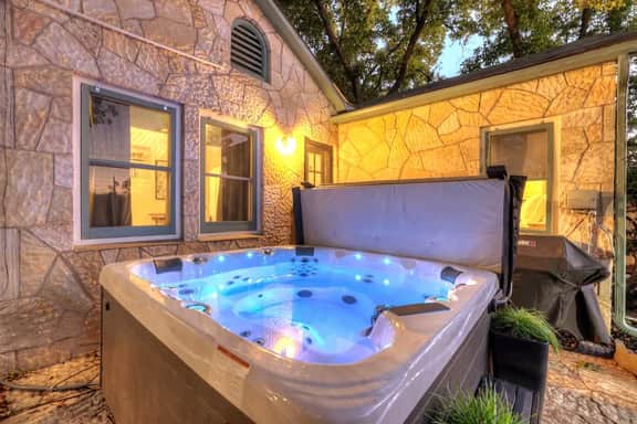 Ruth's Place - Walk to Main, Hot Tub & Fire Pit - Image 2