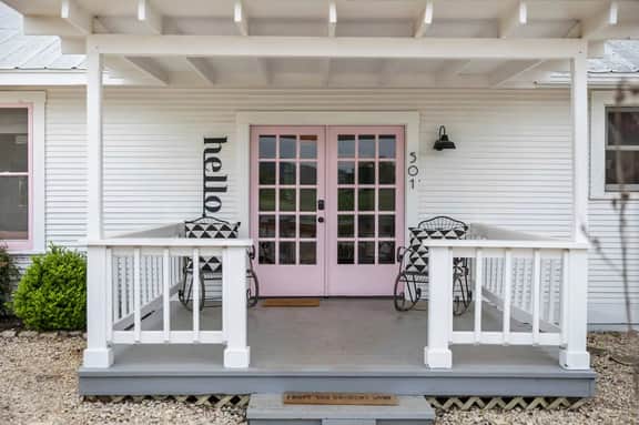 Pink Duchess - Mins to Main, Hot Tub & Fire Pit - Image 4