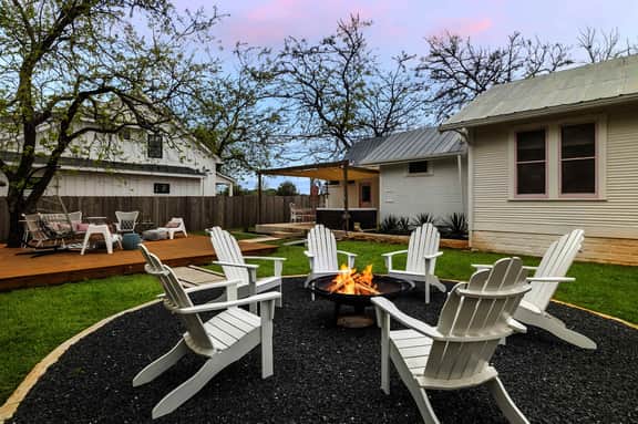 Pink Duchess - Mins to Main, Hot Tub & Fire Pit - Image 5
