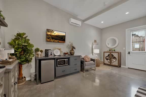 Poplar Place 3 - Hot Tub & Close to Downtown - Image 4