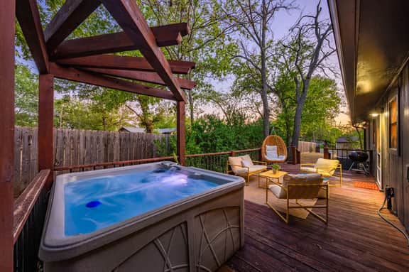 CUTE Zen bungalow downtown, hot tub & wine! - Image 2