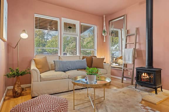 CUTE Zen bungalow downtown, hot tub & wine! - Image 3