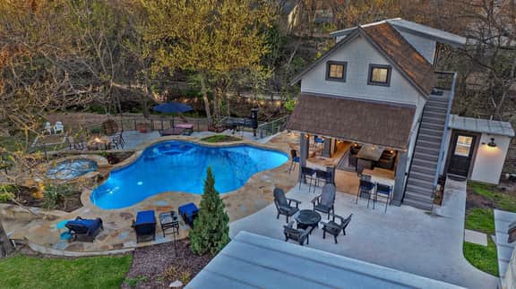 Lost Creek Lodge - 2 blocks from Main with Pool - Image 4