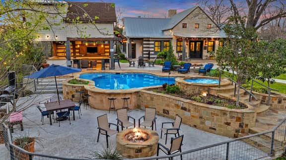 Lost Creek Lodge - 2 blocks from Main with Pool - Image 3