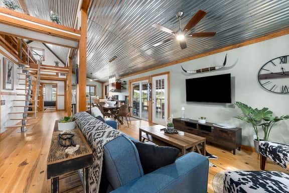 Hollmig Haus - Hot Tub, Cowboy Pool & Beauty Bar - Image 2