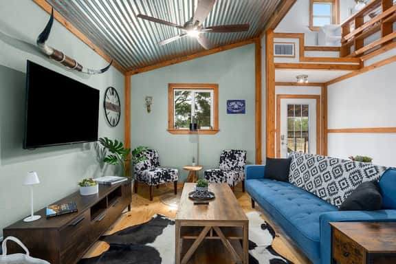 Hollmig Haus - Hot Tub, Cowboy Pool & Beauty Bar - Image 4