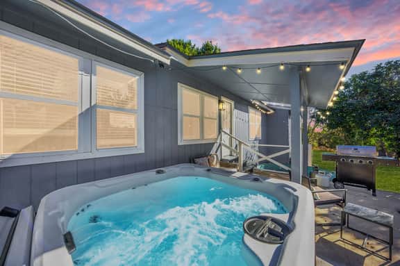 Hummingbird Haus: Sleeps 12 with Hot Tub - Image 3