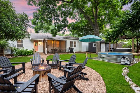 Emerald On Acorn - Cowboy Pool, Hot Tub & Firepit! - Image 5