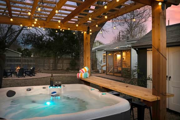 Emerald On Acorn - Cowboy Pool, Hot Tub & Firepit! - Image 2