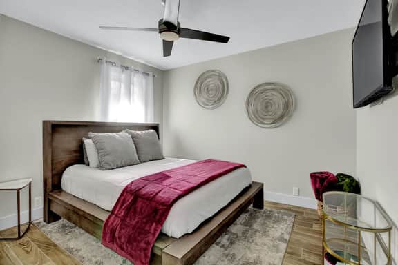Chateau De Callis - Hot Tub & 1 Block to Main St - Image 3