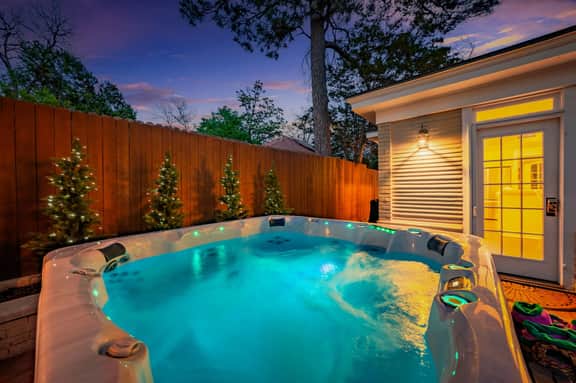Carriage Haus - Hot Tub & Steps from Marketplatz - Image 2