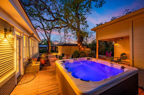 Carriage Haus - Hot Tub & Steps from Marketplatz - Image 5