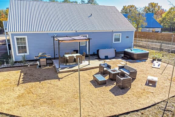 Sunnyside Creek- Hot Tub, Fire Pit, 1 Mile to Main - Image 5