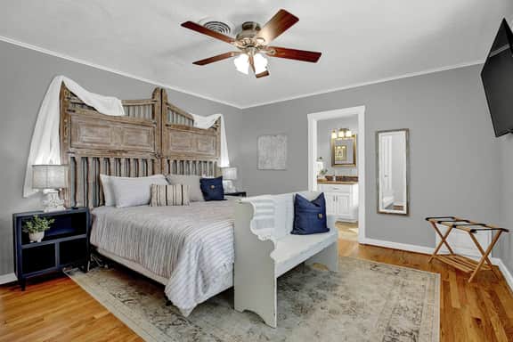 Bell Haus - Hot Tub, Fire Pit & Walk to Main St - Image 2